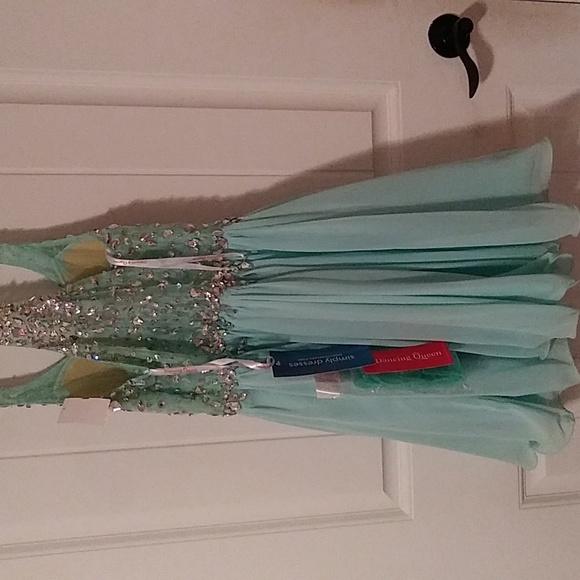 NWT Dancing Queen formal semi medium jeweled with shawl light green - Picture 4 of 6